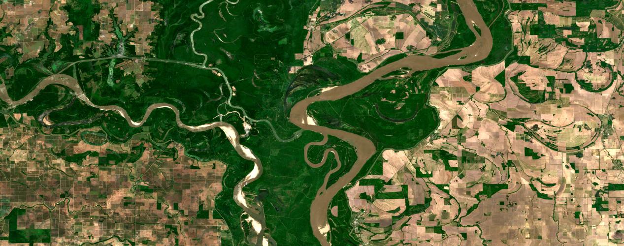 Mississippi River agricultural landscape on open data satellite image